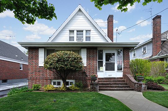 2nd image of 1407 S Park Pl