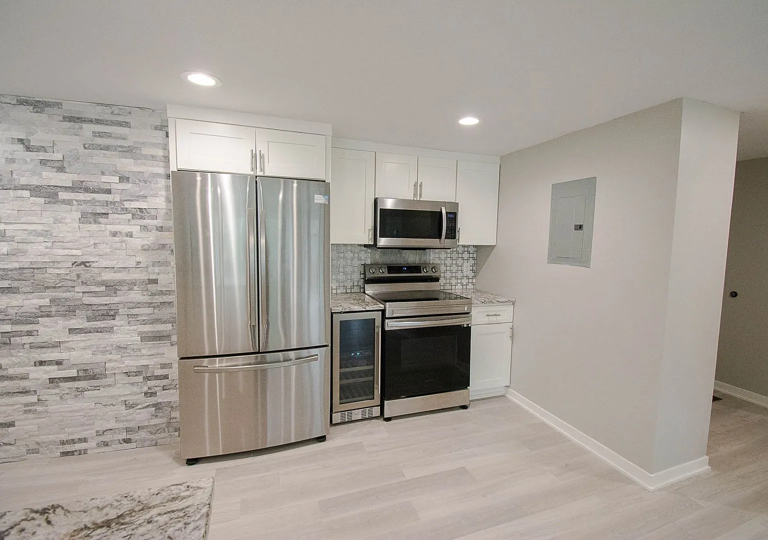Modern 1BR with Downtown Views, Parking & InUnit Laundry — Photo 2