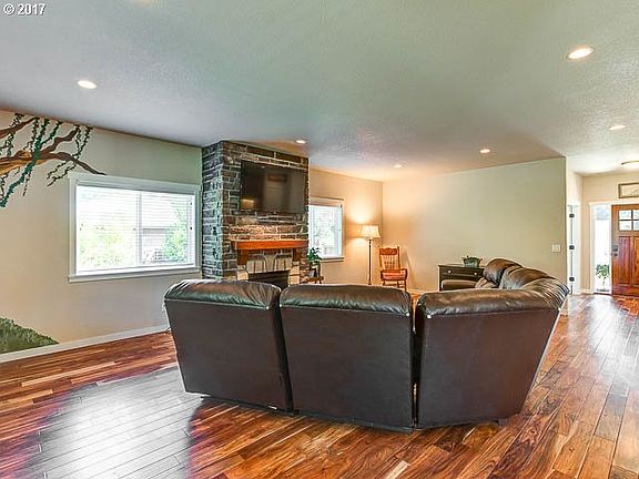 4th image of 3311 SE Bentley St