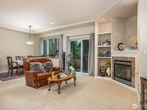 4th image of 3626 Larch Way