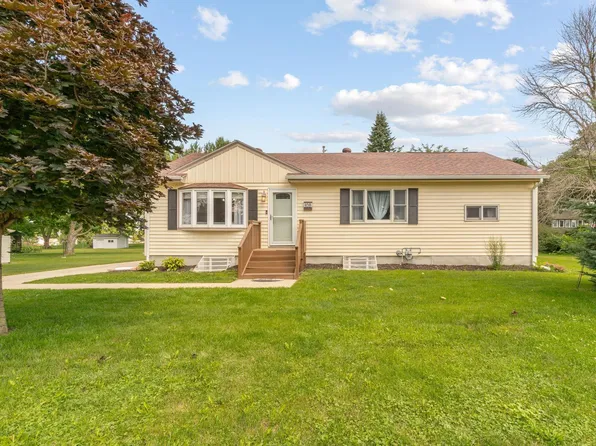 108 E 8th St, Sumner, IA 50674