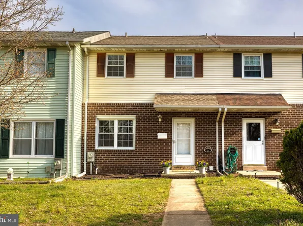 12 Shadow Brook Ct, Rosedale, MD 21237