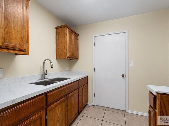 5th image of 2731 Paris St