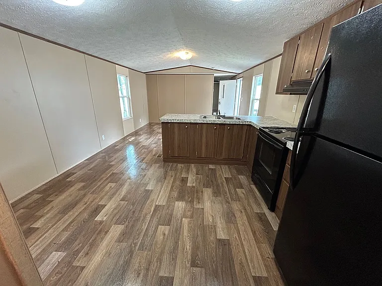 1048 Victoria St — Photo 2