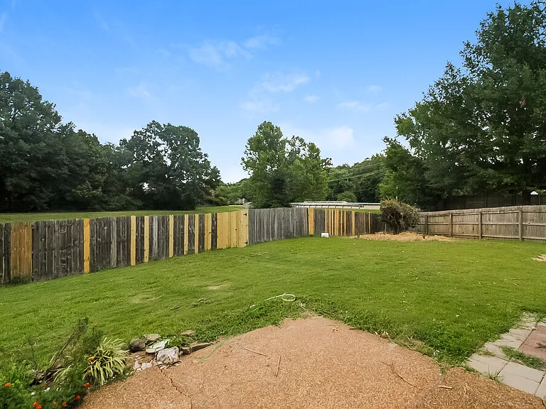 803 Carianne Cv — Photo 17