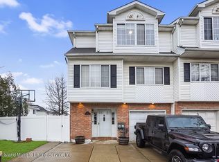 46 Red Cedar Ln, Staten Island, NY 10309