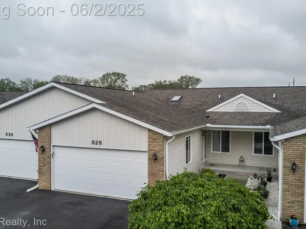828 Crystal Ln, Marysville, MI 48040