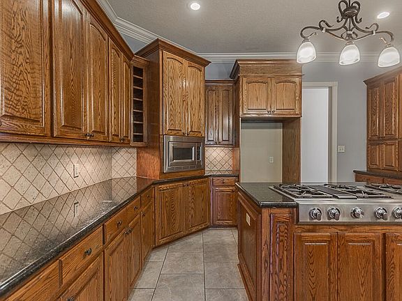 5th image of 3804 Yorkshire Dr