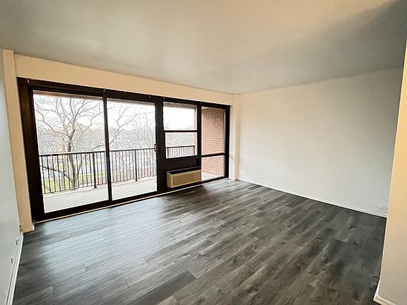 3rd image of 2921 S Michigan Ave APT 503