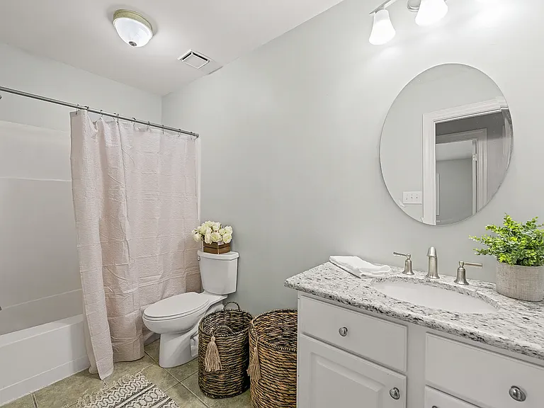 Full upstairs bath