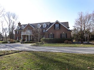 2 Hunting Ln, Old Westbury, NY 11568