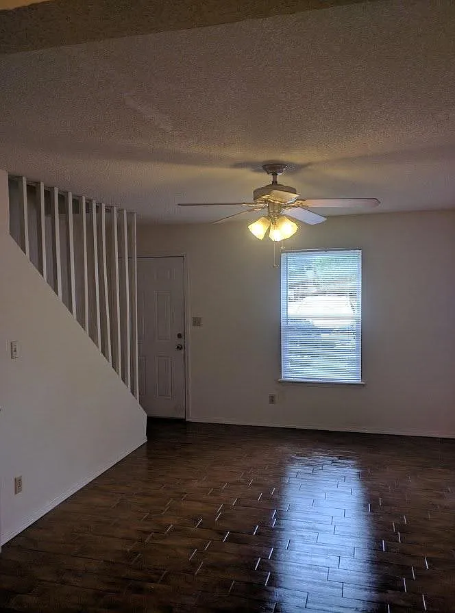 2 bed, 1.5 bath, 832 sqft, $895 — Photo 3