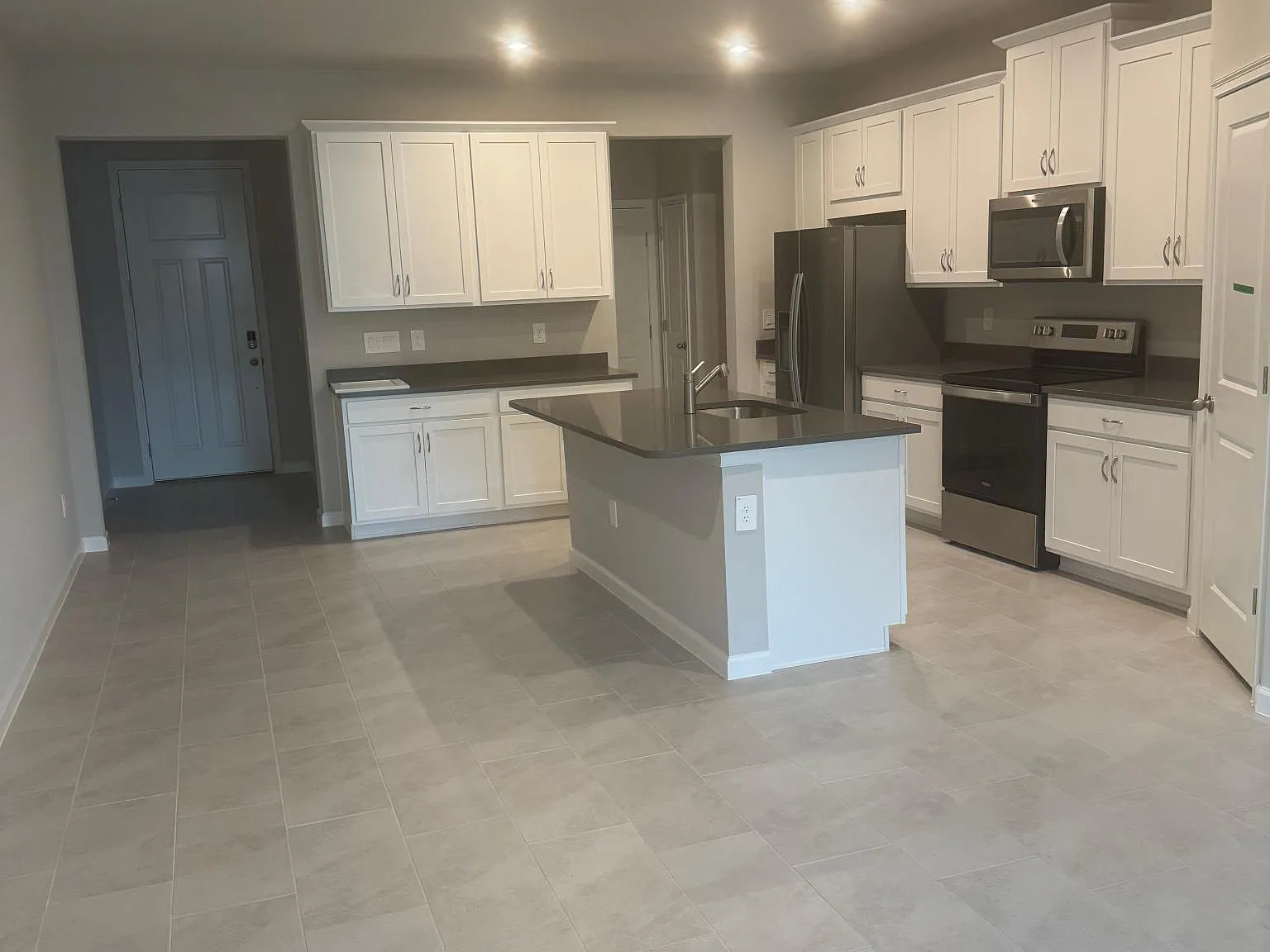 3 bed, 2.5 bath, 1661 sqft, $2,400 — Photo 3