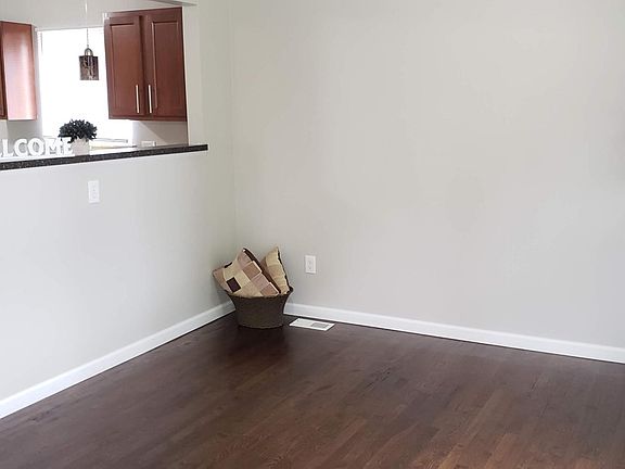 2nd image of 482 S Bryar St