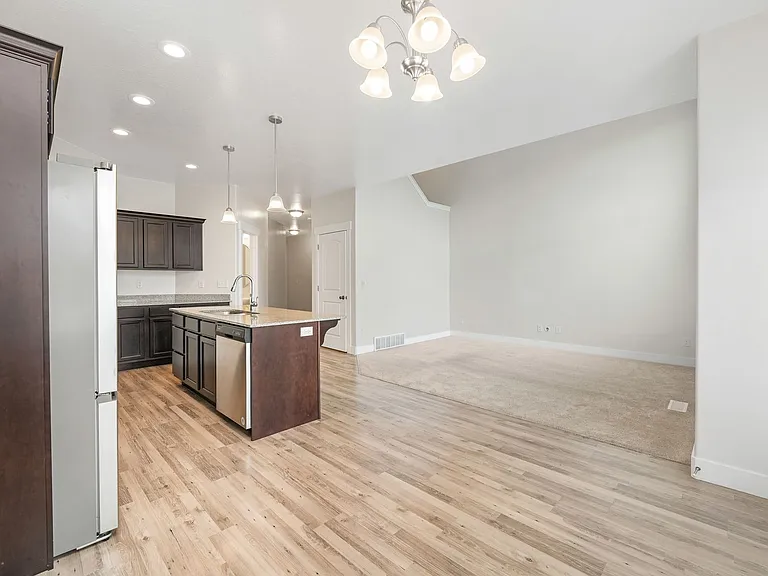 596 N 260 W — Photo 11