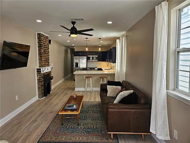 2 bed, 1.0 bath, 1050 sqft, $1,995 — Photo 2