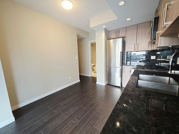 4th image of 1708 Columbia St #1004