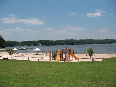 2nd image of 409 Lakeview Cir