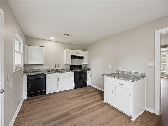 3rd image of 613 Winding Way St