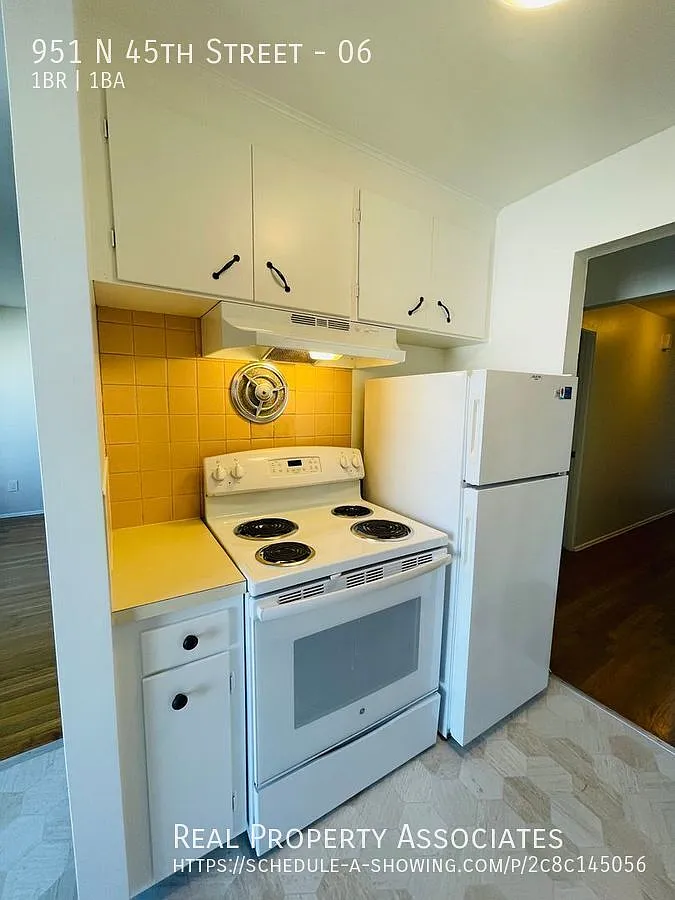 Pet Friendly, Corner unit! — Photo 4