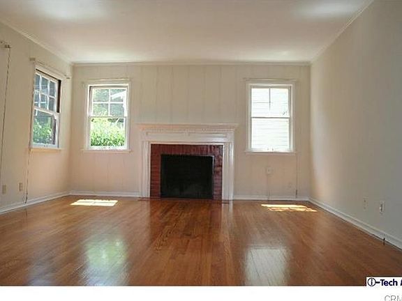 Living room w/ fireplace