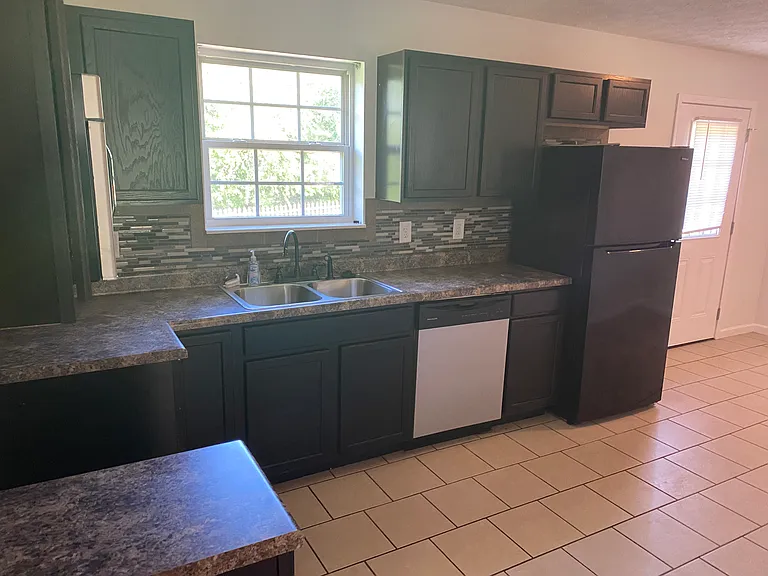 560 Academy Dr — Photo 6