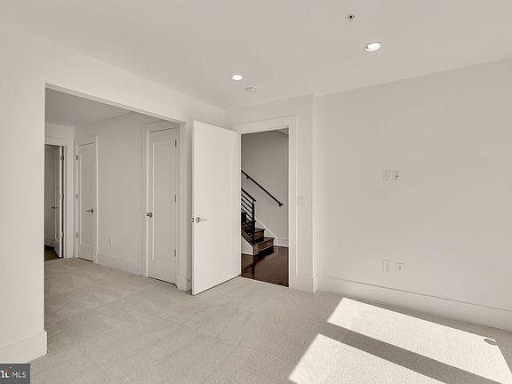 5th image of 142 Winsome Cir