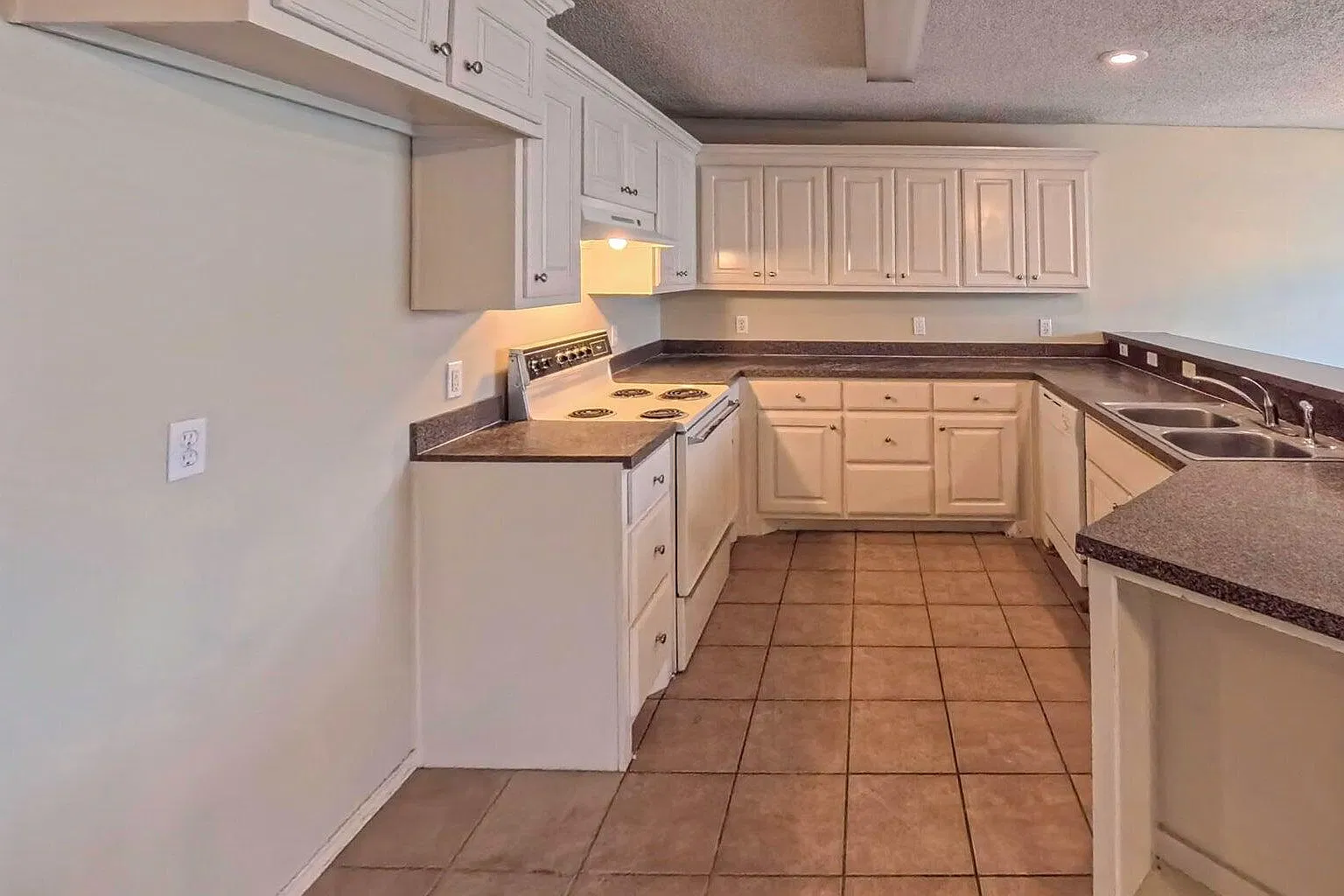 3 bed, 2.0 bath, 1200 sqft, $1,300 — Photo 3