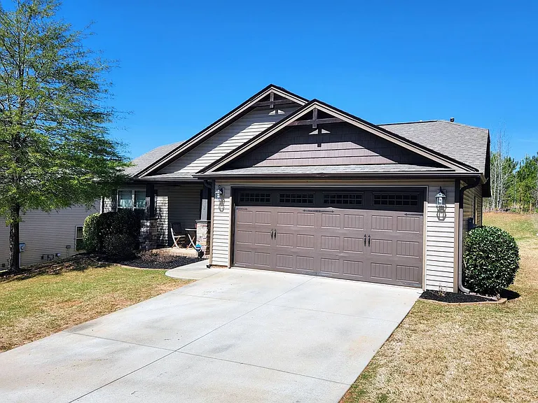 612 Sandstone Dr — Photo 2