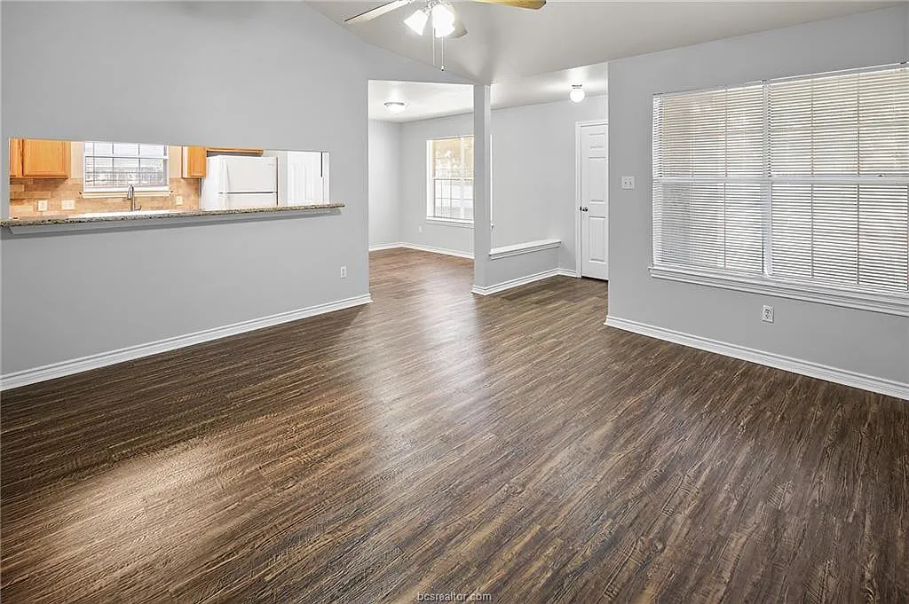 3 bed, 2.0 bath, 2630 sqft, $1,450 — Photo 2