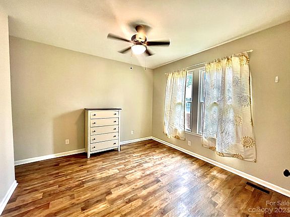 3rd image of 816 Saluda St