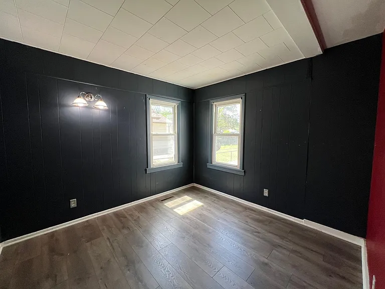 141 S Custer Ave — Photo 4
