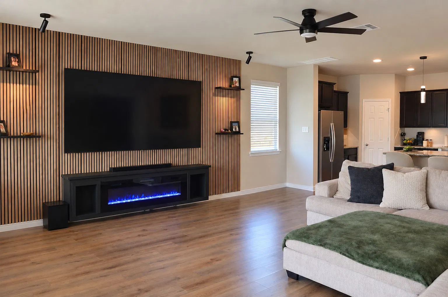 4 bed, 2.5 bath, 2303 sqft, $2,400 — Photo 4