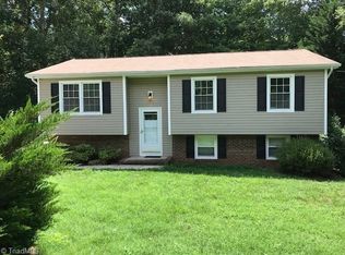 3001 Seal Dr, Pfafftown, NC 27040