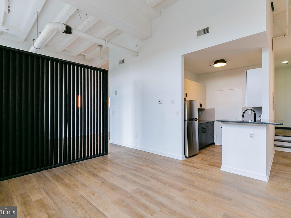 1st image of 109 W Wildey St Unit 109