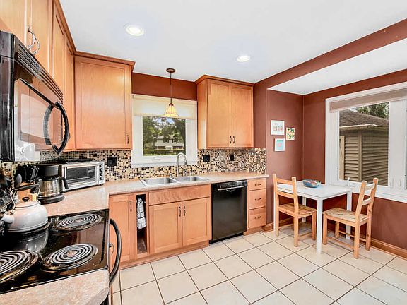 4th image of 2051 Ludington Ave #2053