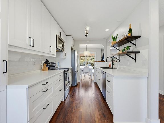 5th image of 2563 Millstream Rd #4