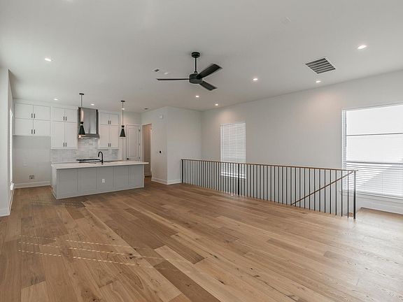 4th image of 682 W Main St