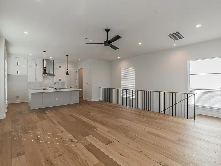 682 W Main St — Photo 4