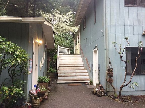 Split-level home w/cottage.