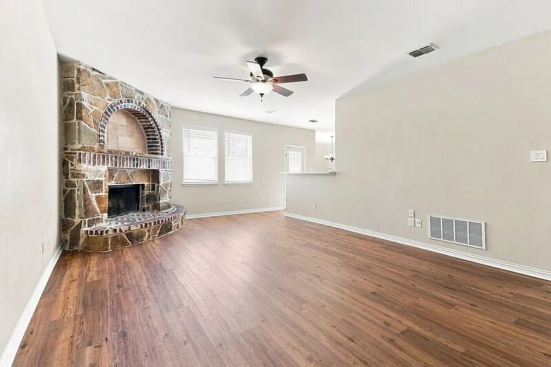 3 bed, 2.0 bath, 1565 sqft, $2,200 — Photo 2