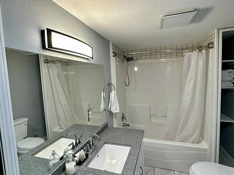 1511 N Summit Ave #4 — Photo 3