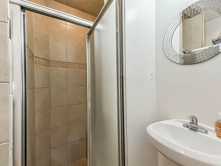 402 Bomar St — Photo 11