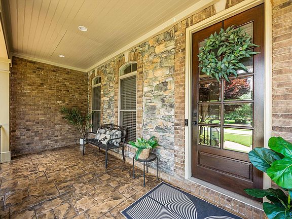 2nd image of 110 Rosehaven Cir