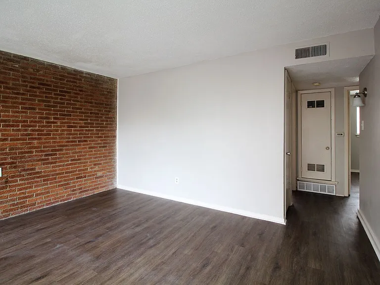 U of M Area - Southernwood Apartments — Photo 17