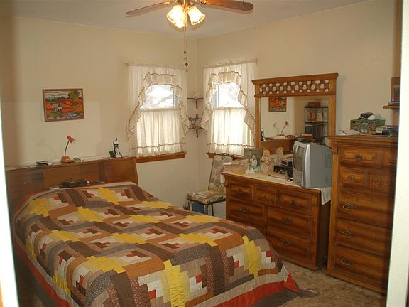 3rd image of 625 7th Ave NE