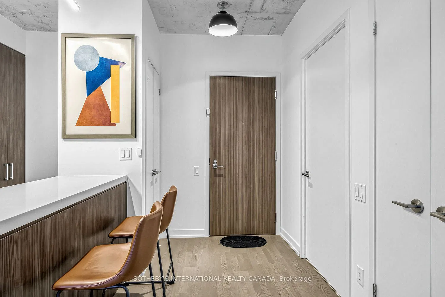 560 King St W — Photo 2