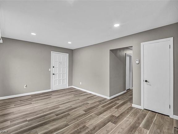 5th image of 1279 Elmwood Rd