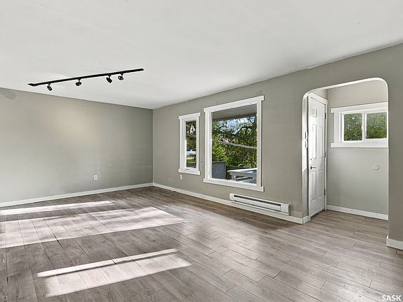 3rd image of 916 Athol Street