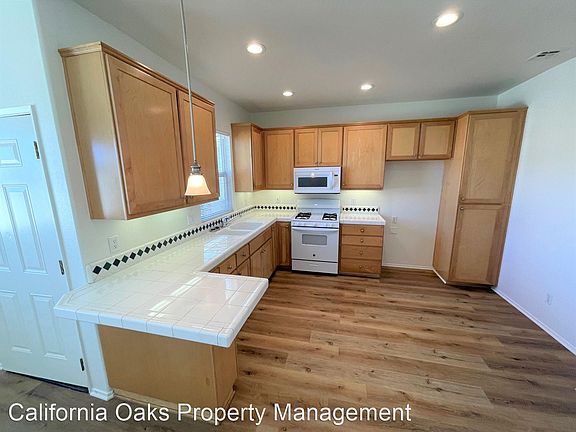 5th image of 1073 N Ventura Ave #202